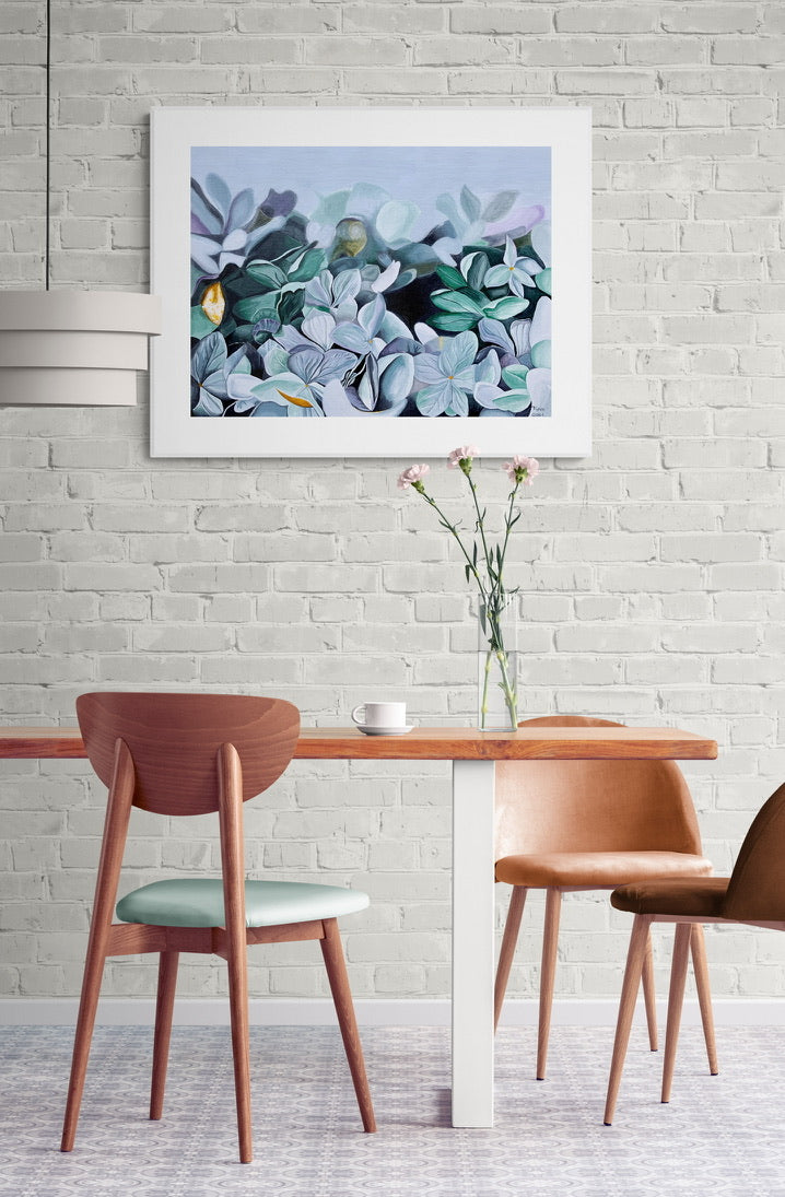 Hortensien, Acrylbild einer bläulich-violetten Blüte mit feinen Schattierungen vor dunkler Fläche