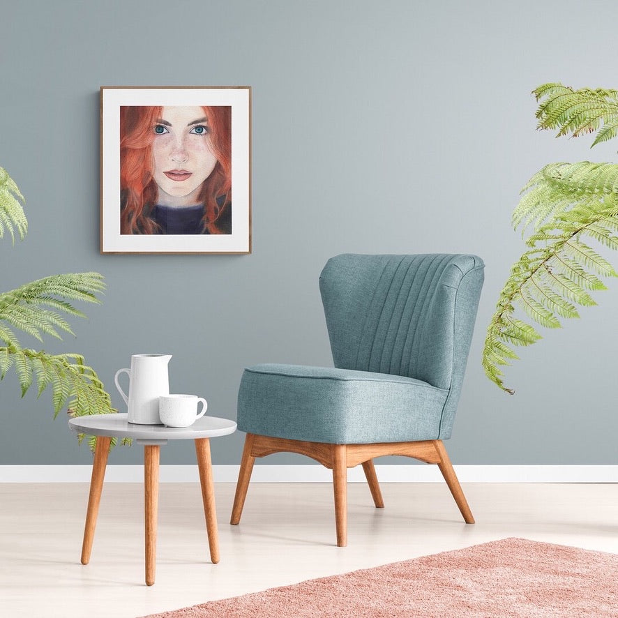 Aquarellgemälde einer Person mit roten, welligen Haaren und einem dunkelblauen Oberteil.