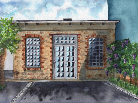 Aquarellgemälde eines alten Backsteingebäudes mit drei großen Fenstern und einer Tür, umgeben von Bäumen und blühenden Pflanzen. Fina Fuchs Katharina