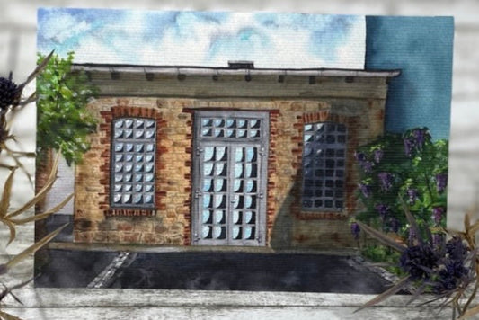 Aquarellgemälde eines alten Backsteingebäudes mit drei großen Fenstern und einer Tür, umgeben von Bäumen und blühenden Pflanzen. Fina Fuchs Katharina