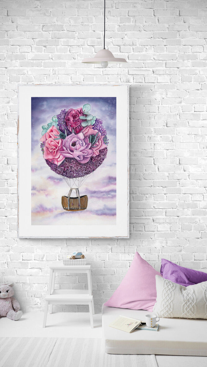 Aquarellgemälde eines Heißluftballons, dessen Ballonhülle aus verschiedenen Blüten und Blättern besteht, mit einem Korb darunter vor wolkigem Himmel.