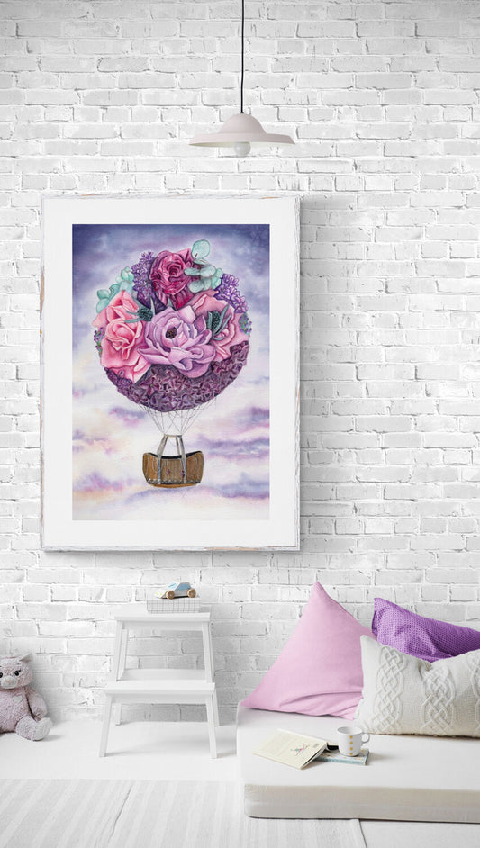 Aquarellgemälde eines Heißluftballons, dessen Ballonhülle aus verschiedenen Blüten und Blättern besteht, mit einem Korb darunter vor wolkigem Himmel.