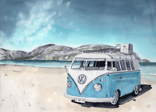 Original Aquarellgemälde eines hellblauen VW Bulli am Strand vor blauem Meer und Bergen, 31x41 cm handgemalt von Finas Atelier. Fina Fuchs Katharina
