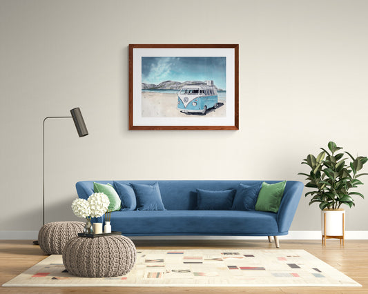 Original Aquarellgemälde eines hellblauen VW Bulli am Strand vor blauem Meer und Bergen, 31x41 cm handgemalt von Finas Atelier. Fina Fuchs Katharina
