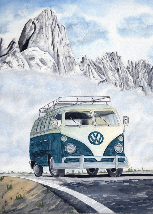 Aquarellbild eines VW-Bulli auf einer kurvigen Straße vor hohen, felsigen Bergen mit bewölktem Himmel