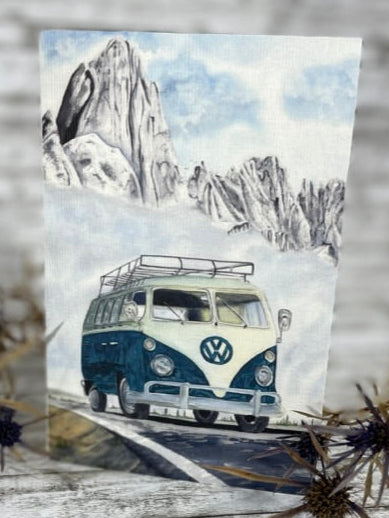 Aquarellbild eines VW-Bulli auf einer kurvigen Straße vor hohen, felsigen Bergen mit bewölktem Himmel