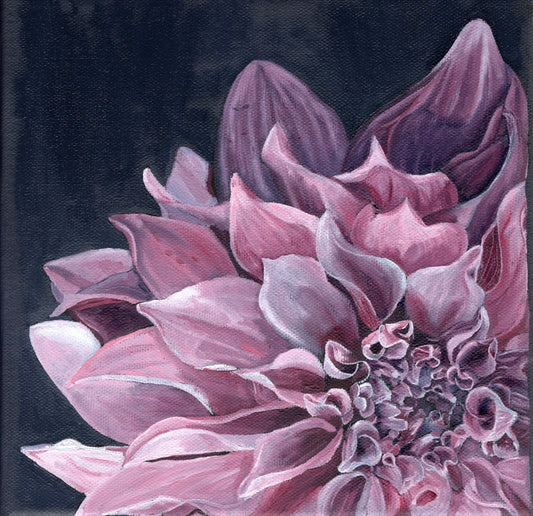 Ölgemälde einer Dahlie mit detailreichen, übereinanderliegenden Blütenblättern vor dunklem Hintergrund.