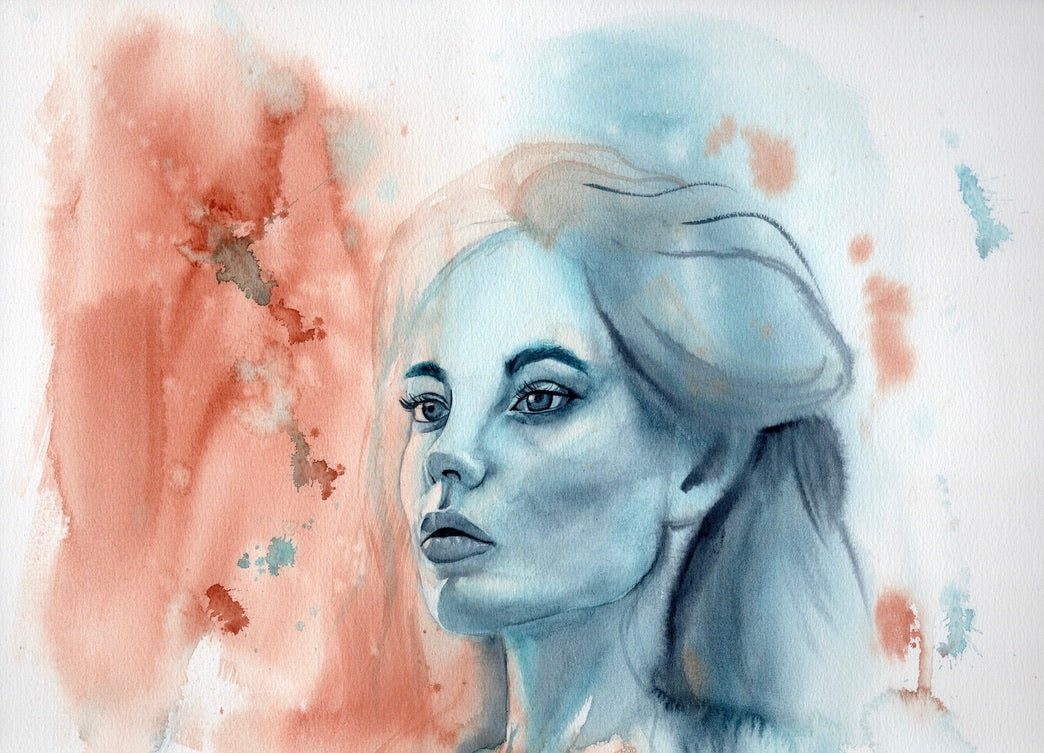 Aquarellportrait einer Frau mit langem Haar, das locker über die Schulter fällt, vor einem abstrakten Hintergrund aus roten und blauen Farbflecken.