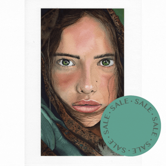 Aquarellporträt einer Frau mit Kopftuch, realistische Gesichtszüge, warme Hauttöne, grüne Augen, A4-Druck.