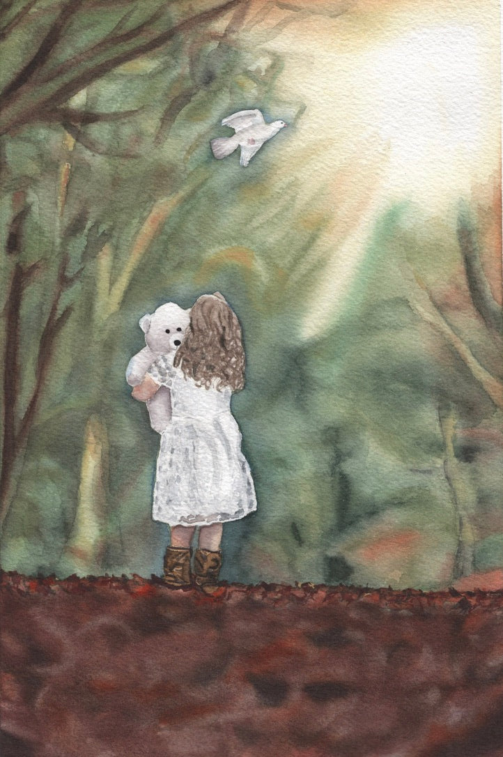 Aquarellgemälde eines Mädchens in weißem Kleid und braunen Stiefeln, das einen weißen Teddybär hält und in einen bewaldeten, sonnendurchfluteten Hintergrund blickt, mit einer weißen Taube im oberen Bildbereich.
