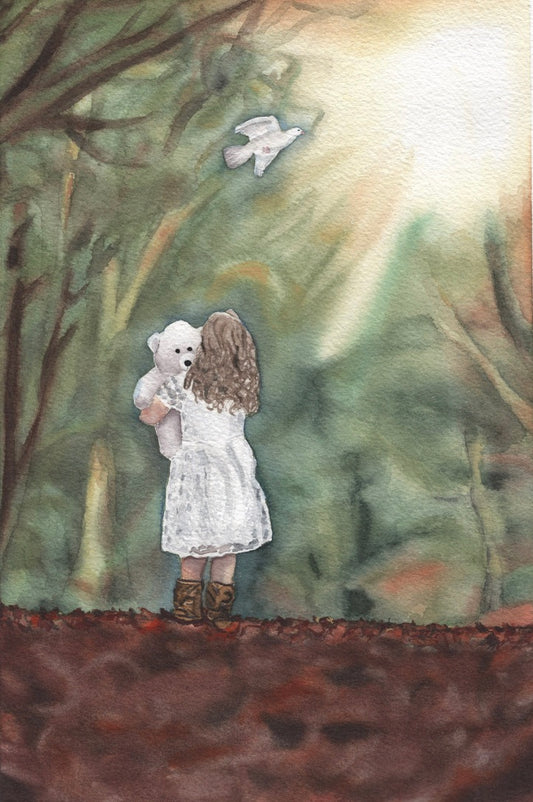 Aquarellgemälde eines Mädchens in weißem Kleid und braunen Stiefeln, das einen weißen Teddybär hält und in einen bewaldeten, sonnendurchfluteten Hintergrund blickt, mit einer weißen Taube im oberen Bildbereich.