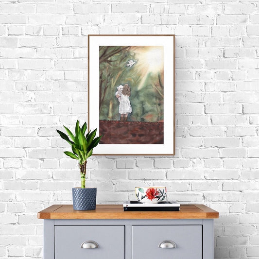 Aquarellgemälde eines Mädchens in weißem Kleid und braunen Stiefeln, das einen weißen Teddybär hält und in einen bewaldeten, sonnendurchfluteten Hintergrund blickt, mit einer weißen Taube im oberen Bildbereich.