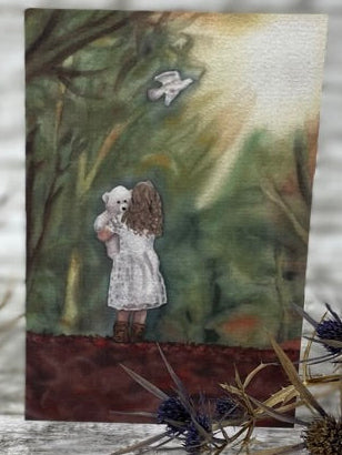 Aquarellgemälde eines Mädchens in weißem Kleid und braunen Stiefeln, das einen weißen Teddybär hält und in einen bewaldeten, sonnendurchfluteten Hintergrund blickt, mit einer weißen Taube im oberen Bildbereich.