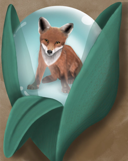 Fuchs sitzt in einer transparenten Kugel, die von großen grünen Blättern umgeben ist