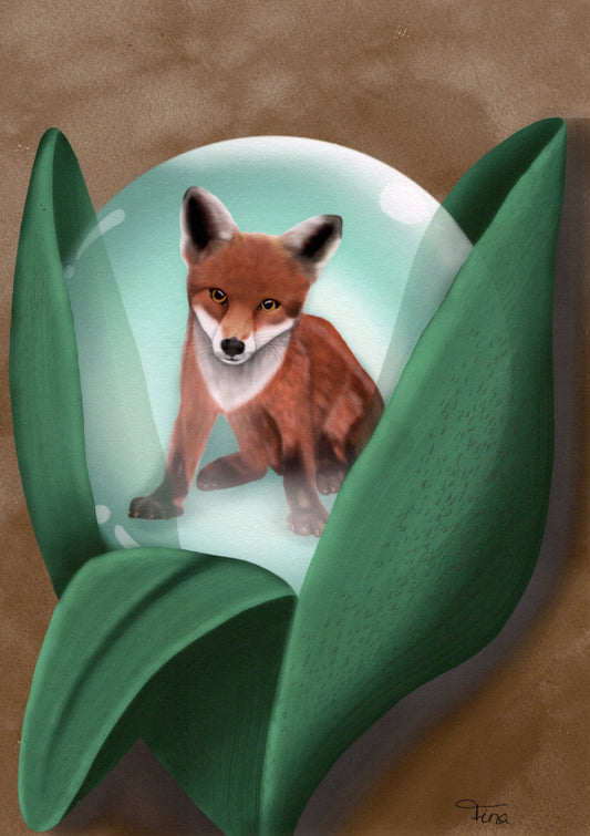 A4 Print – DigitalArt Illustration eines Fuchses, eingefasst in eine gläserne Kugel, umgeben von großen grünen Blättern; gleichmäßiger Braunton im Hintergrund.
