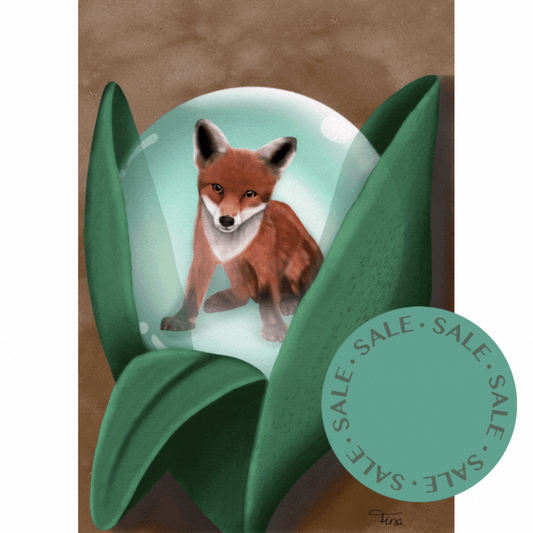 A4 Print – DigitalArt Illustration eines Fuchses, eingefasst in eine gläserne Kugel, umgeben von großen grünen Blättern; gleichmäßiger Braunton im Hintergrund.