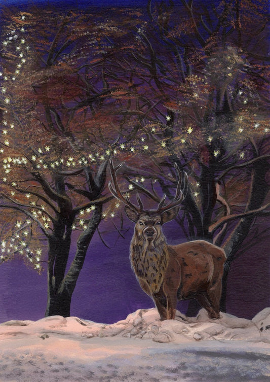 Hirsch unter Lichtern Klappkarte 10x15 cm Acrylgemälde. Ein Hirsch steht auf verschneitem Boden unter dunklen Bäumen, im Hintergrund ein violett-blauer Nachthimmel; winzige Lichter glitzern in den Ästen.