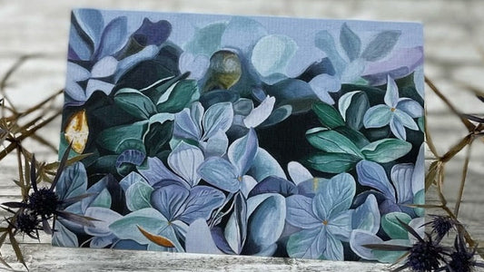 Hortensien, 15x10 cm Klappkarte, Acrylbild einer bläulich-violetten Blüte mit feinen Schattierungen vor dunkler Fläche.