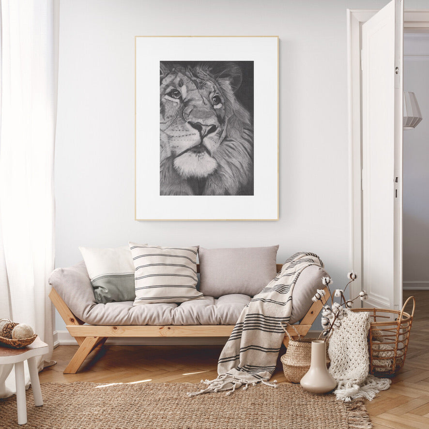 Schwarz-weiße Bleistiftzeichnung eines Löwenkopfs mit detaillierter Mähne und ausdrucksstarken Augen.