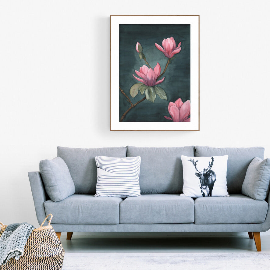 Aquarellgemälde mit drei rosa Magnolienblüten an braunen Zweigen vor dunklem Hintergrund.