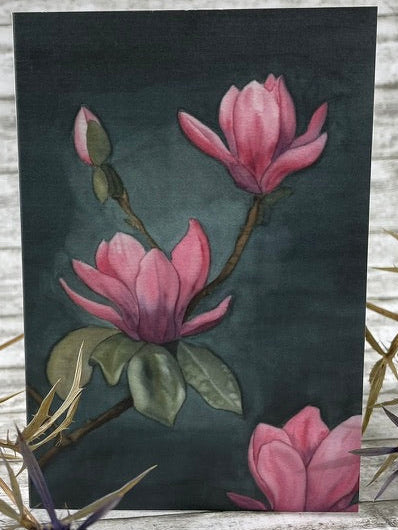 Aquarellgemälde mit drei rosa Magnolienblüten an braunen Zweigen vor dunklem Hintergrund.