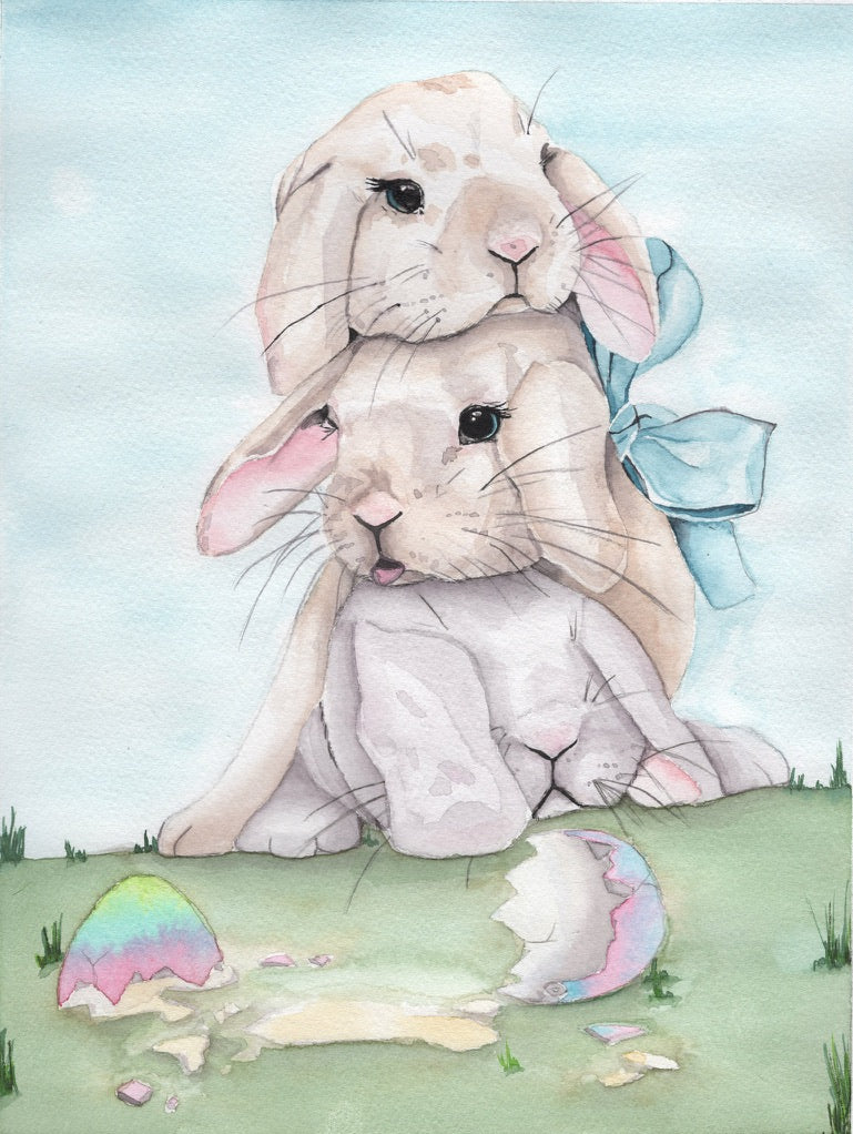 Aquarellgemälde zeigt zwei übereinander sitzende Kaninchen, eines mit blauer Schleife am Ohr, vor zerbrochenem, bunt bemaltem Osterei auf Gras.