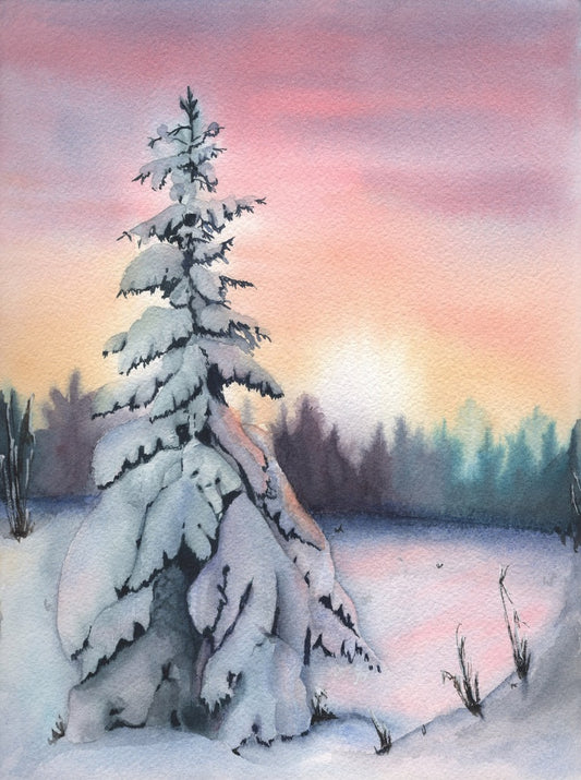 Schneetanne Aquarellbild einer verschneiten Winterlandschaft mit einer schneebedeckten Fichte im Vordergrund; sanfter Farbverlauf von rosa, orange und blau am Himmel, Hintergrund mit schmalen Baumreihen; warme Lichtstimmung.