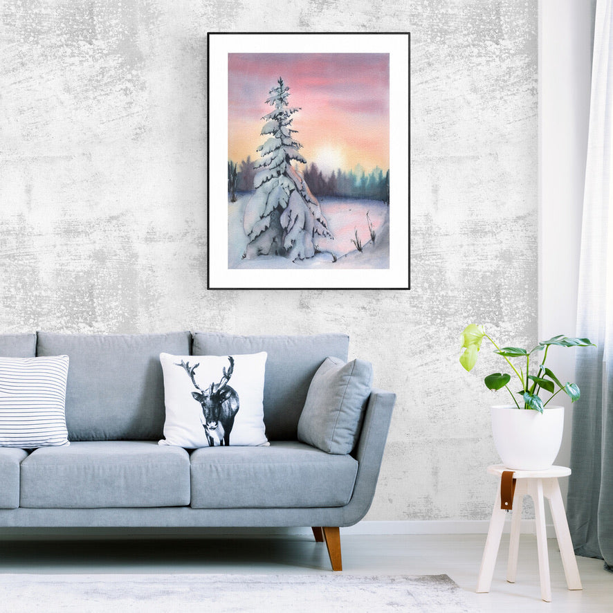 Schneetanne Aquarellbild einer verschneiten Winterlandschaft mit einer schneebedeckten Fichte im Vordergrund; sanfter Farbverlauf von rosa, orange und blau am Himmel, Hintergrund mit schmalen Baumreihen; warme Lichtstimmung.