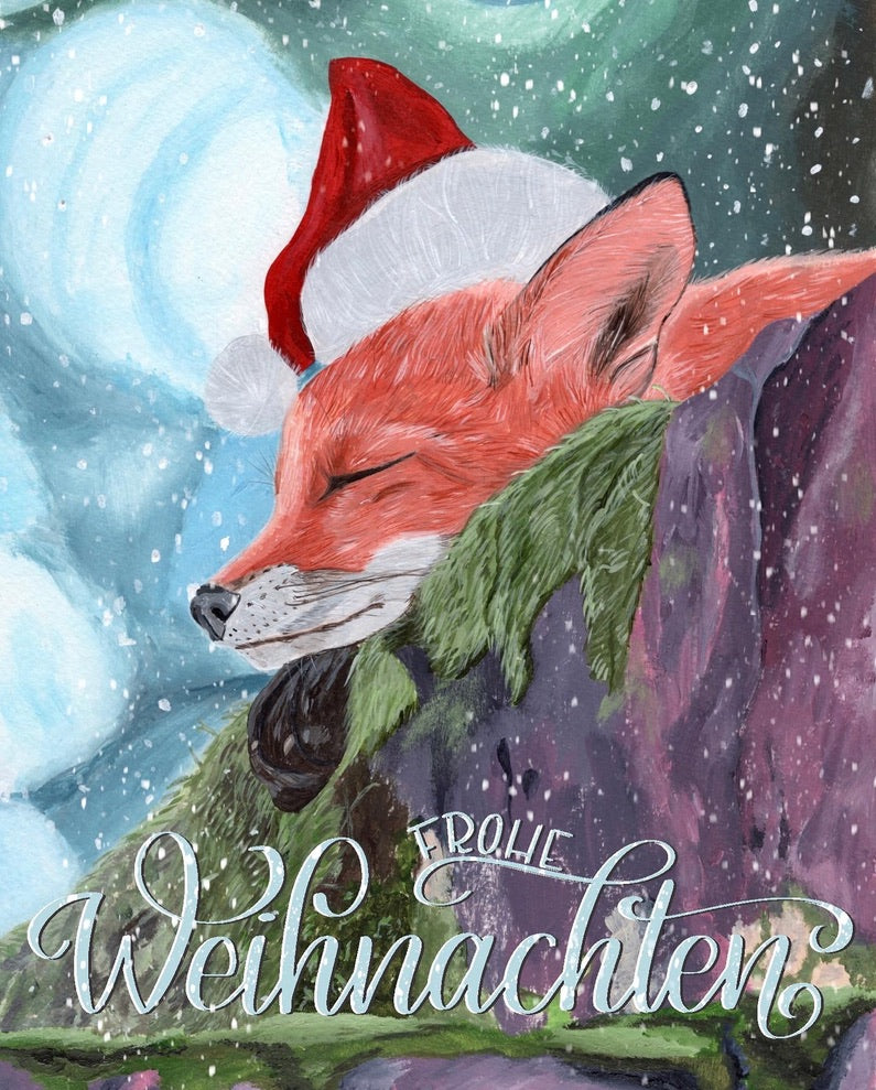 Weihnachtsfuchs Postkarte vorne 10x15 cm, Acrylbild eines schlafenden Fuchses mit rotem Santa-Hut vor winterlicher Landschaft; sanfte Farbtöne in Blau, Grün und Lila.