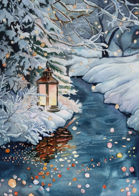 Weihnachtslaterne Aquarellbild einer verschneiten Winterlandschaft mit Laterne am Ufer, schimmerndem Wasser und fallendem Schnee; warme Lichtreflexe spiegeln sich im Wasser.