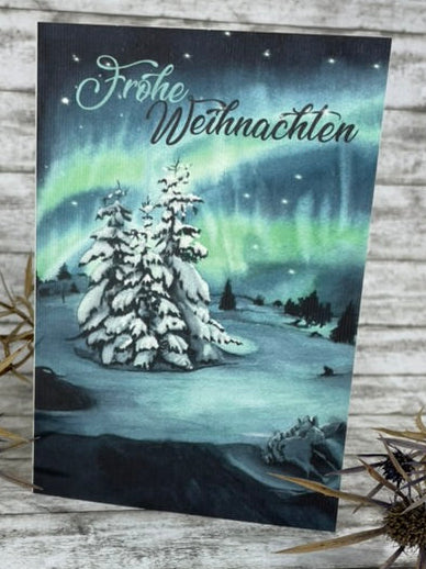 Winterlandschaft Polar Aquarellbild auf einer 10x15 cm Klappkarte: Nachtlandschaft mit verschneiten Bäumen, Eislandschaft, grün-blaues Nordlicht im Himmel;